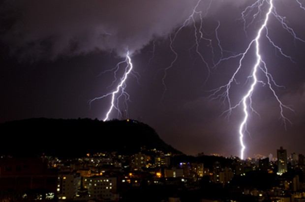 Foto que mostra dois grandes raios foi tirada em Juiz de Fora, Minas Gerais (Foto: Carlos Eduardo Gomes/ELAT/INPE)