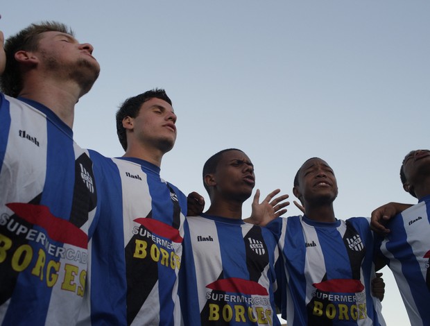 Muita união e fé depois da vitória (Foto: Nike Futebol - Divulgação)