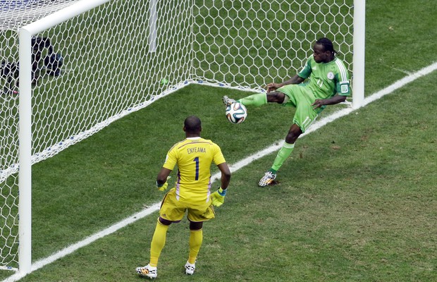 Victor Moses, da Nigéria, tira a bola e evita gol da França. Nigéria e França se enfrentaram pelas oitavas de final da Copa do Mundo (Foto: Hassan Ammar/AP)