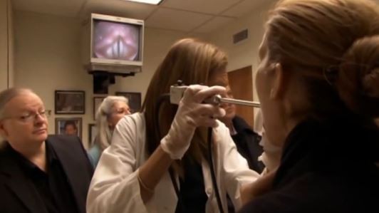 A médica Gwen Korovin examina Celine Dion (Foto: Reprodução)