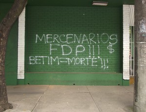 Torcedores protestam pichando os muros do CT do clube. (Foto: Patricia Belo/Globoersporte.com)