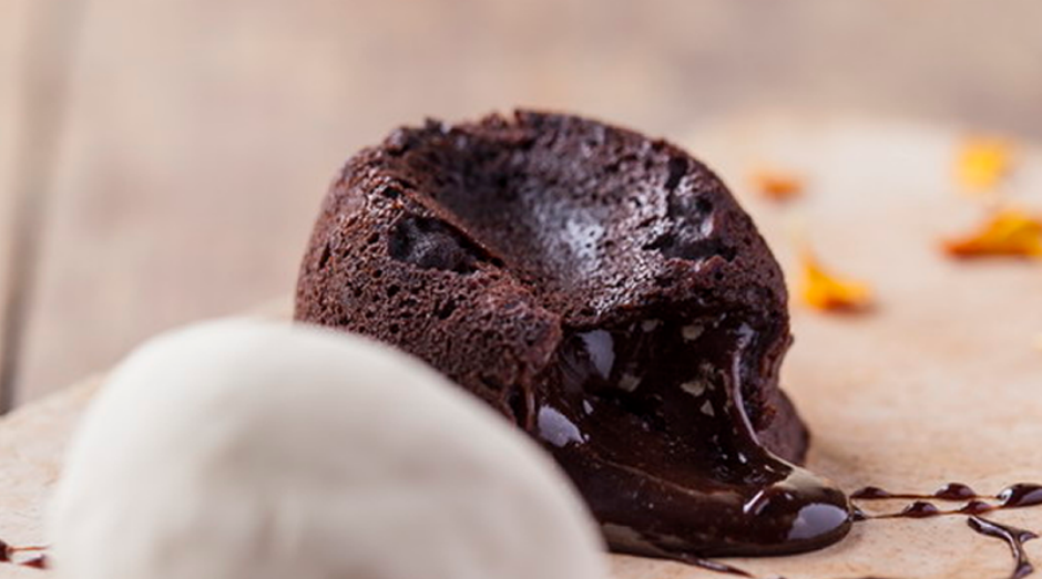 O Petit Gateau, bolinho de chocolate, feito a partir do creme de Castella é uma das sobremesas mais pedidas do Famiglia Sicilia (Foto: Divulgação)