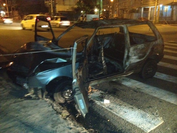 Incêndio no carro vai atrapalhar a investigação, diz delegado (Foto: Lívia Torres/G1)