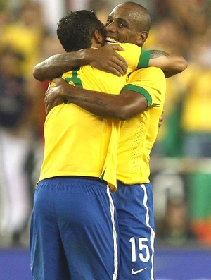 Thiago Silva e Maicon comemoração Brasil contra Portugal (Foto: Mowa press)
