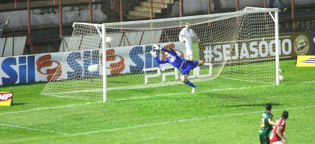 Fernando Prass leva gol do Mogi Mirim e reclama da iluminação do Estádio Vail Chaves (Foto: Rafael Bertanha / Divulgação Mogi Mirim)