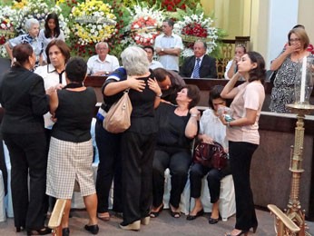 Família de Fernando Lyra recebe cumprimentos de amigos (Foto: Katherine Coutinho/G1)