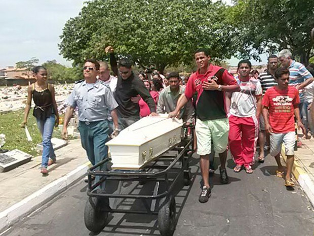 Cortejo do enterro de Ana Clara, 6, morta em ataque a ônibus em São Luís (Foto: Douglas Pinto/TV Mirante)