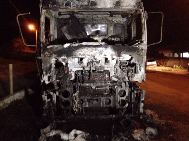 Caminhão foi incendiado em Tubarão (Foto: Gabriel Felipe/RBS TV)