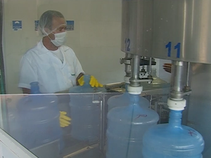 Garrafões recebem quatro tipos de lavagem em fábrica (Foto: Reprodução/TV Asa Branca)