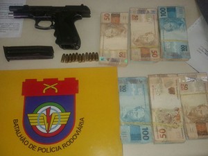 Pistola e dinheiro foram levados para a Delegacia de Escada, onde o caso foi registrado (Foto: Divulgação/BPRv)