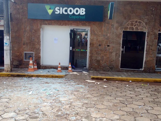 Suspeitos explodiram caixas eletrônicos neste domingo (5) em duas agências bancárias de Santana da Vargem, MG; pelo menos 20 pessoas que estavam lanchonete próxima ao local foram feitas reféns (Foto: Ernane Fiuza/EPTV) Suspeitos explodiram caixas eletrônicos neste domingo (5) em duas agências bancárias de Santana da Vargem, MG; pelo menos 20 pessoas que estavam lanchonete próxima ao local foram feitas reféns (Foto: Ernane Fiuza/EPTV)