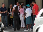 Adriano posa com fã ao deixar restaurante em São Paulo