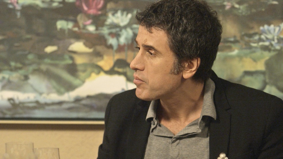 Leonardo janta na casa do casal (Foto: TV Globo)