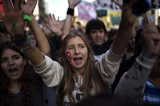 Estudante participa de protesto nesta quarta-feira (17) em Barcelona, na Espanha (Foto: AP)