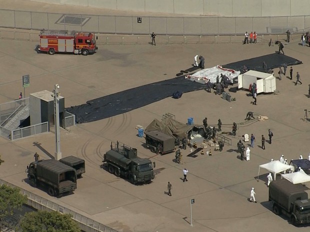 As polícias Militar e Federal, os bombeiros, o exército e profissionais da saúde participaram da simulação. (Foto: Reprodução/TV Globo)