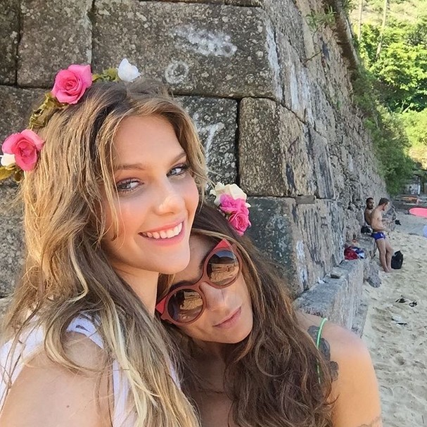Bella e a diretora criativa Amanda Oli (Foto: Reprodução Instagram)