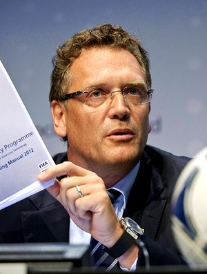  Jerome Valcke no anúncio do chip na bola oficial de jogos (Foto: AFP)