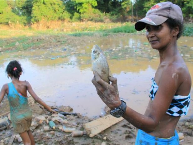 No sábado (16), Michele pescou peixes mortos no igarapé Santa Bárbara (Foto: Divulgação/Jota Gomes)