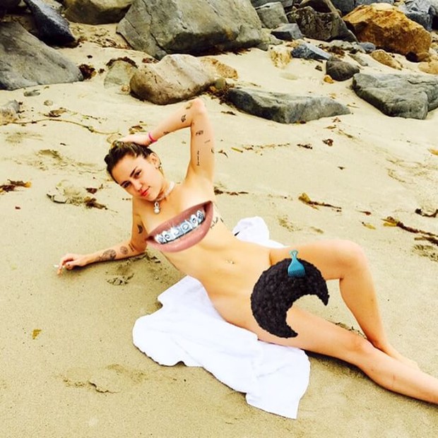 Miley Cyrus posa nua em praia (Foto: Instagram/ Reprodução)