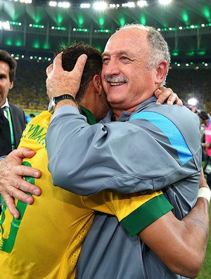 Felipão e Neymar abraço comemoração Seleção (Foto: Getty Images)