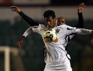 Figueirense x Atlético-MG Jô e thiago Heleno (Foto: Getty)