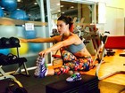 Isis Valverde mostra força e equilíbrio em exercício de pilates