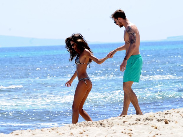Izabel Goulart e o namorado, Kevin Trapp, em praia de Ibiza, na Espanha (Foto: Grosby Group/ Agência)