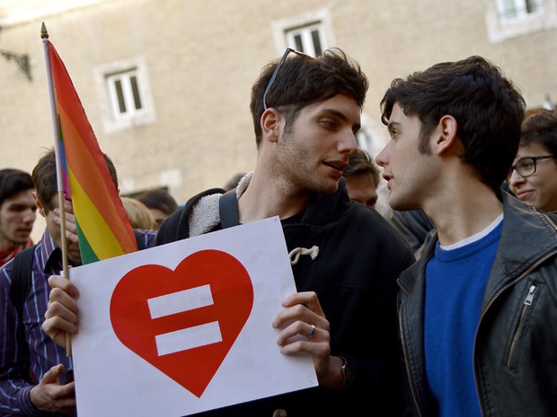 Apoiadores da união civil entre casais do mesmo sexo em passeata em Roma (Foto:  Filippo Monteforte/AFP)
