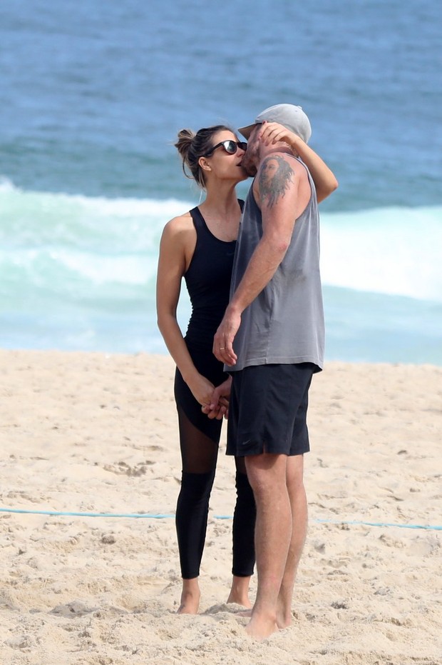 Fernanda Lima e Rodrigo Hilbert trocam beijos na praia (Foto: André Freitas/AgNews)