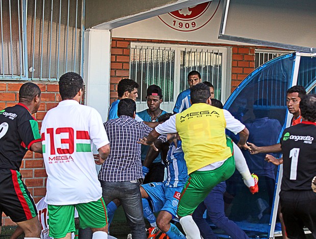 Novo Hamburgo e São Paulo de Rio Grande brigam no Estádio do Vale (Foto: Rodrigo Rodrigues/Jornal NH)