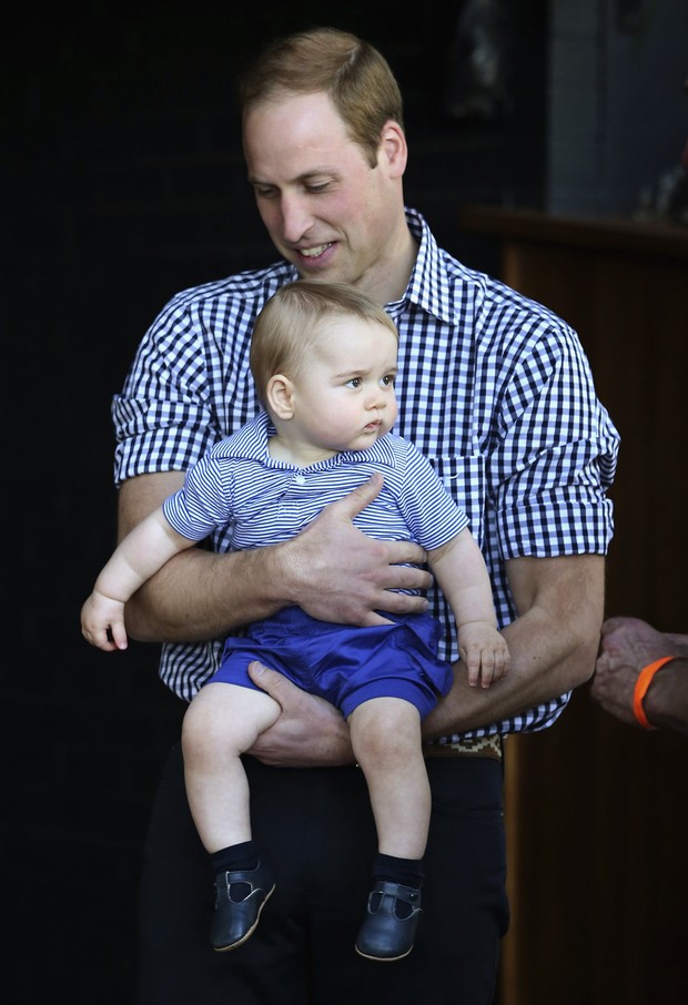 Príncipe William e Kate Middleton com o pequeno George (Foto: Reuters)