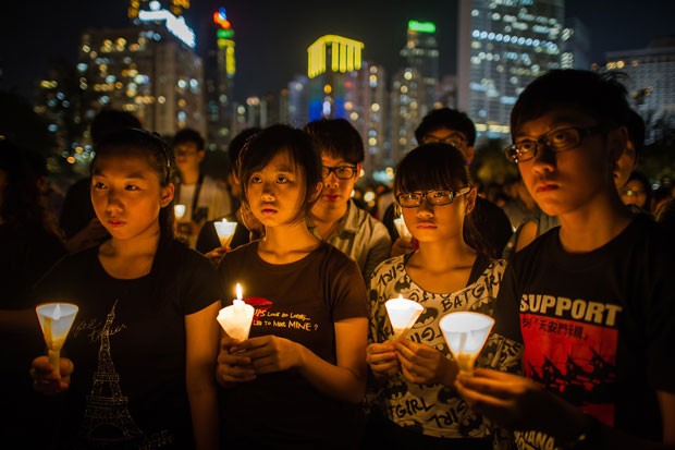 Dezenas de milhares prestaram homenagem às vitimas do massacre (Foto: Philippe Lopez/AFP)