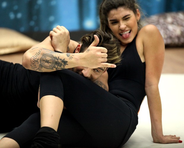 Lucas Lucco morde perna da bailarina Ana Paula Guedes mais uma vez e solta cantada: 'Pintou um clima' (Foto: Camila Camacho/ TV Globo)