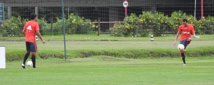 Ederson e Mancuello trocam passes fora de campo (Foto: Fred Gomes/GloboEsporte.com)