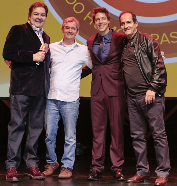 Faustão, homenageado da noite, ao lado do apresentador Serginho Groisman, do humorista Fábio Porchat e do técnico de futebol Muricy Ramalho (Foto: Rafael Cusato/Brazil News)