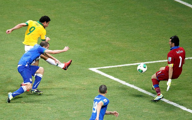 Fred gol Brasil jogo Itália em Salvador (Foto: Reuters)