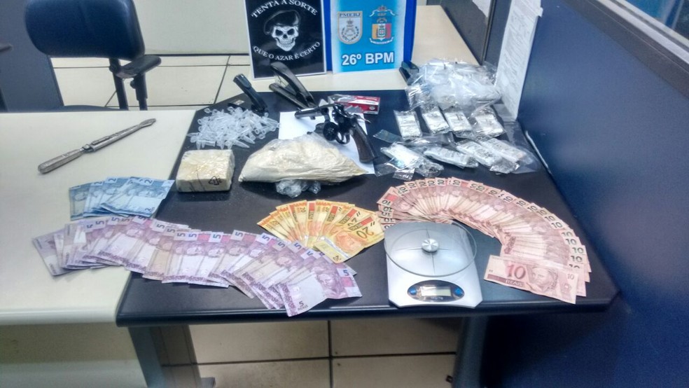 Com o suspeito, a polícia encontrou cocaína, material para endolação e R$ 747 (Foto: Divulgação | Polícia Civil)