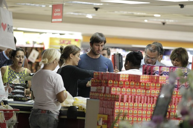 Adriana Esteves e Vladimir Britcha em mercado na Barra da Tijuca, RJ (Foto: Gabriel Rangel/AgNews)