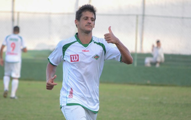 Têti faz o gol da classificação da Cabofriense (Foto: Léo Borges)