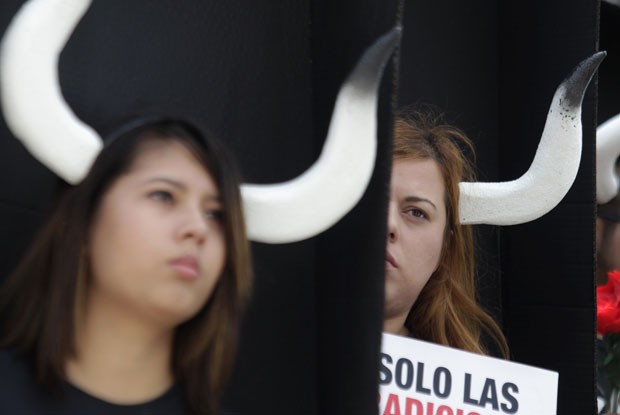 Manifestantes com chifres fictícios afirmam que 80% dos mexicanos são contra as touradas (Foto: Reuters/Stringer)
