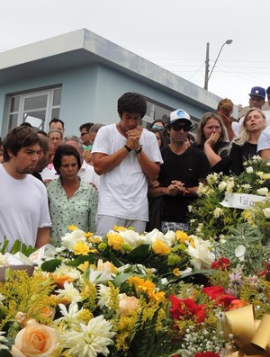 Ricardo dos Santos surfista enterro (Foto: Renan Koerich)