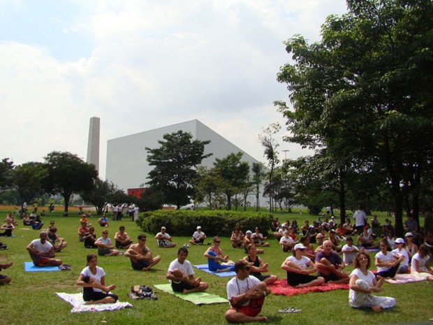Aula de yoga no Parque Ibirapuera, em São Paulo (Foto: ONG Arte de Viver/Divulgação)