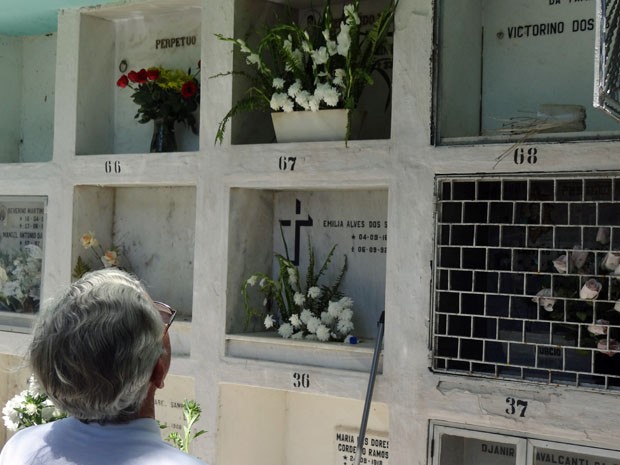 Visitação ao cemitério de Santo Amaro, no Recife, no Dia de Finados (Foto: k)