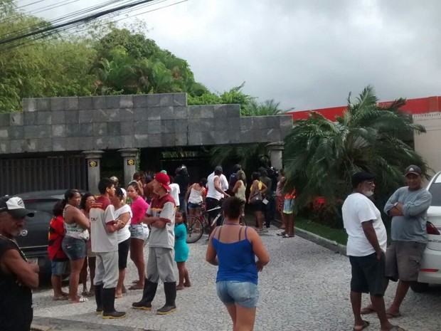 Crime aconteceu na entrada de um motel na Zona Oeste do Recife (Foto: Antônio Coelho / TV Globo) Crime aconteceu na entrada de um motel na Zona Oeste do Recife (Foto: Antônio Coelho / TV Globo)