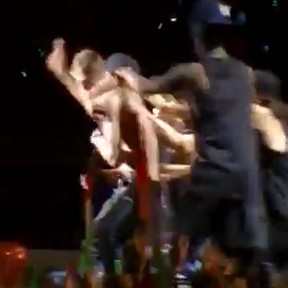 Fã agarra Justin Bieber durante show no Rio (Foto: Youtube/ Reprodução)