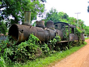 Locomotivas que foram abandonadas ao longo dos trilhos da Estrada de Ferro Madeira-Mamoré, em Porto Velho, serão revitalizados (Foto: Halex Frederic/G1)