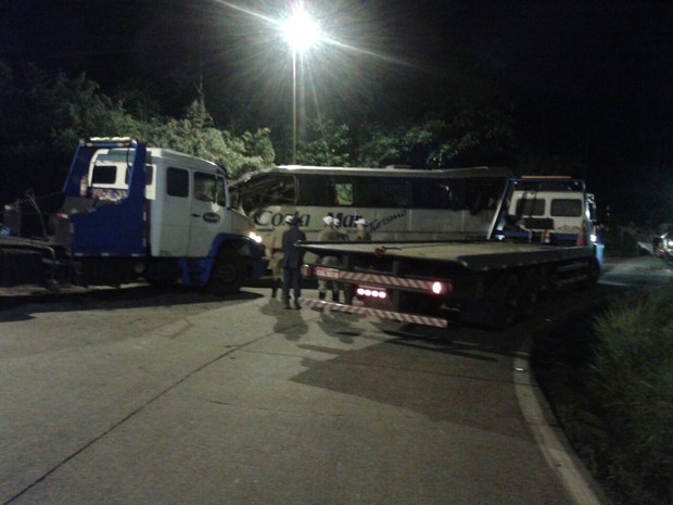 Retirada do ônibus do local do acidente foi concluída na noite deste domingo (15)  (Foto: André Buzzi/RBS TV)