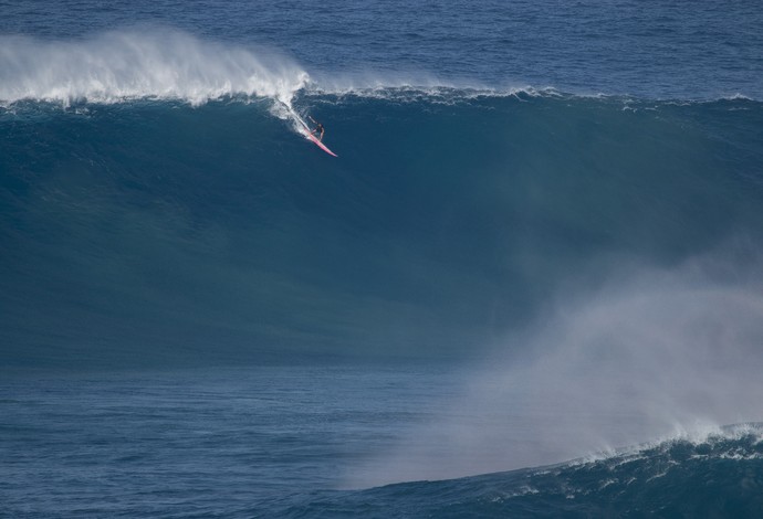 Gordo surfa onda gigante na remada em dia épicoem Jaws, na ilha de Maui, Havaí (Foto: Bidu)