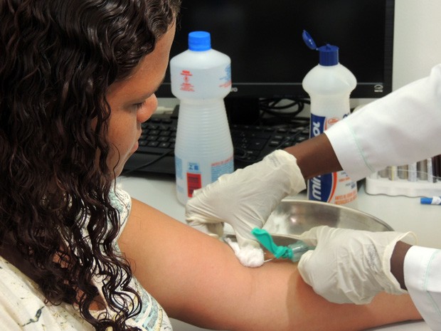 Para pesquisa dar certo, é preciso coletar amostras de sangue de crianças e jovens de até 20 anos. Em Olinda, objetivo é conseguir 1.022 voluntários até o fim de outubro (Foto: Marina Barbosa / G1)