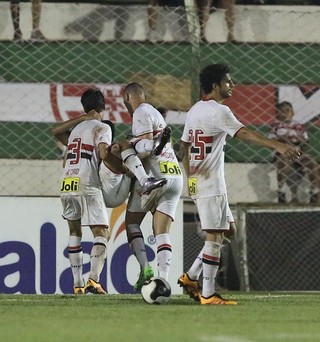 Carlinhos carregado São Paulo (Foto: Rubens Chiri / site oficial do SPFC)